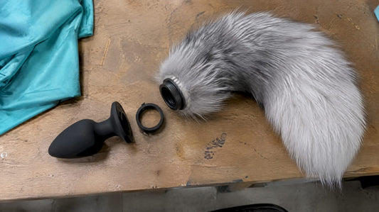 Tail plug with detachable cosplay tail and locking ring